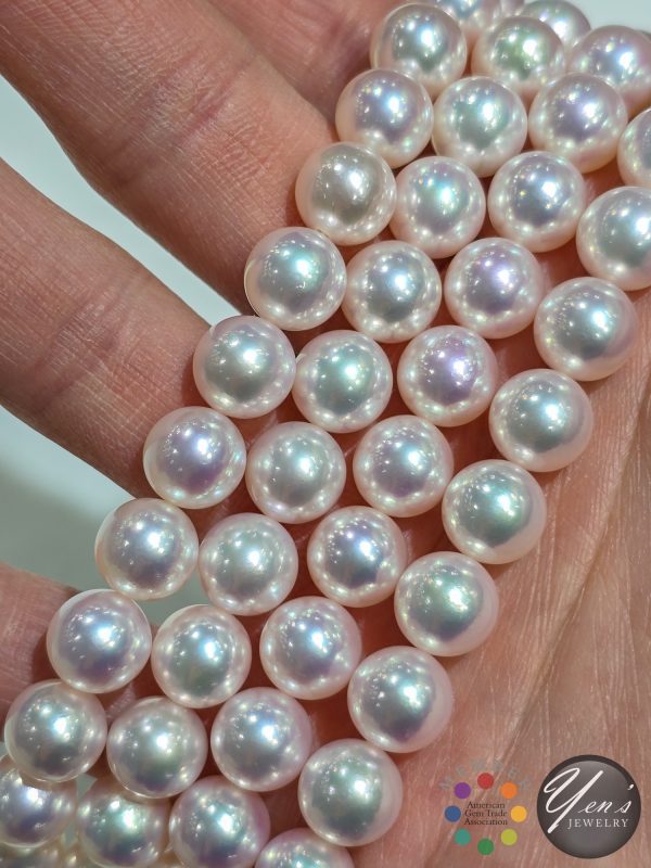 Round Aurora Tennyo Akoya pearls with sharp, mirror-like reflections and a rose overtone